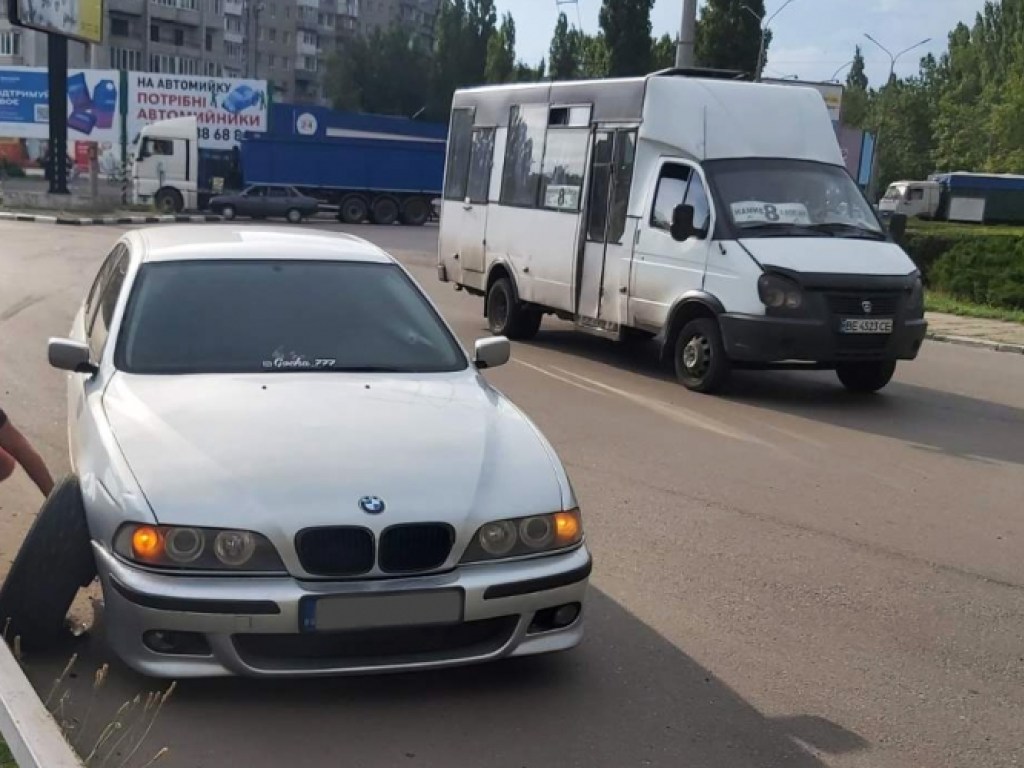 Водитель BMW врезался в отбойник в Николаеве (ФОТО)