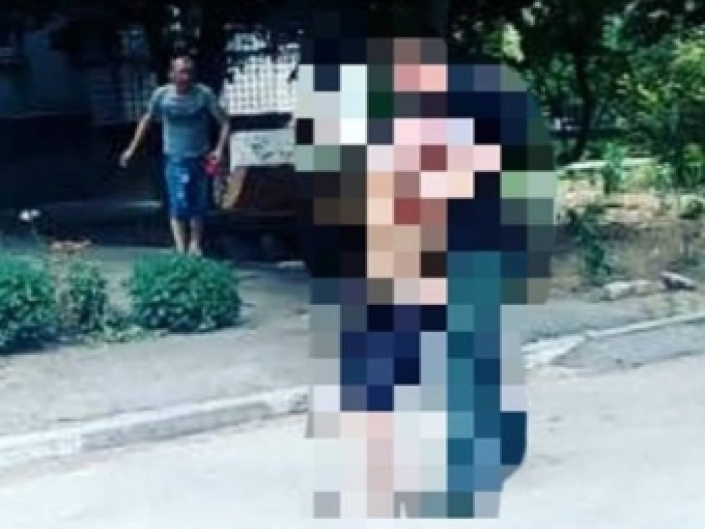 Жуткий случай: в Запорожье посреди дня пьяная компания избила голую девушку