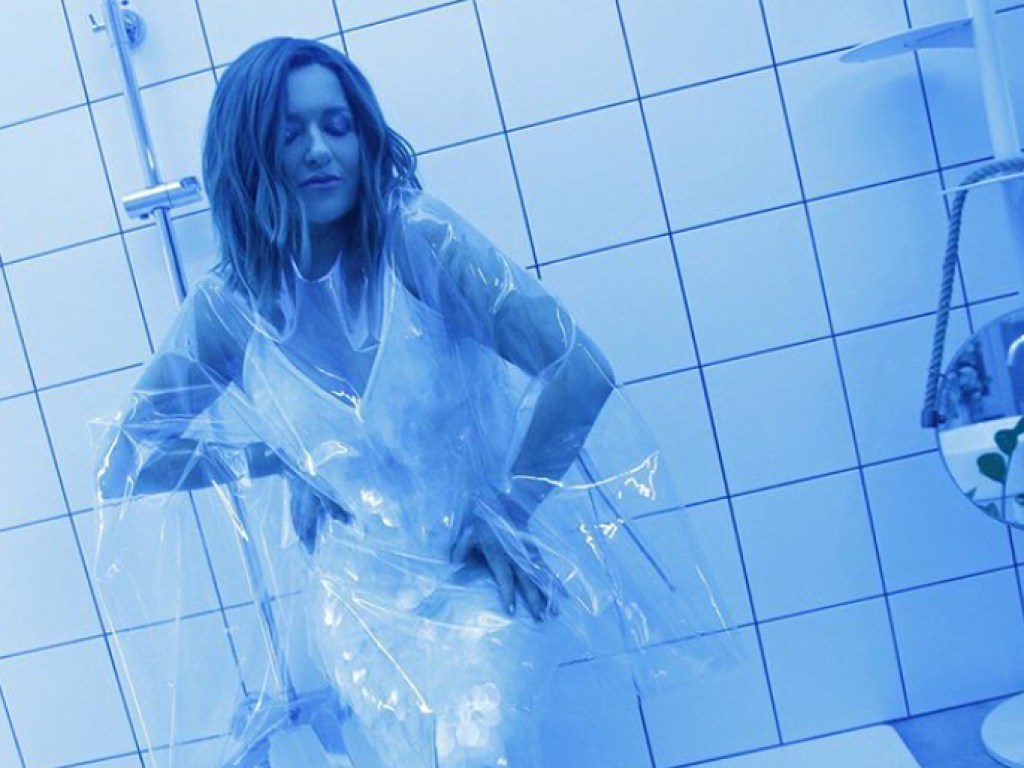 Наталья Могилевская в дождевике эффектно позировала в ванной (ФОТО)