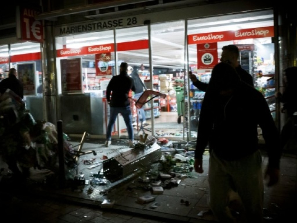 Ночью в центре Штутгарта мародеры устроили погром и грабеж магазинов (ФОТО)