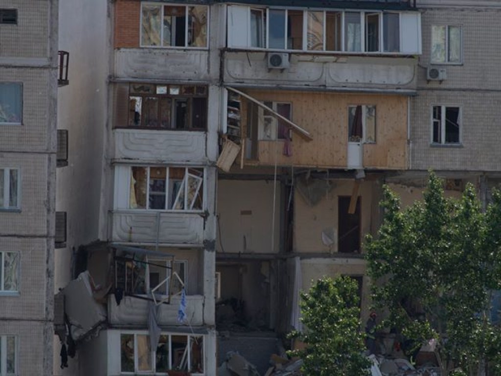 Взрыв дома на Харьковском массиве в столице: возле места ЧП нашли потерявшегося ребенка
