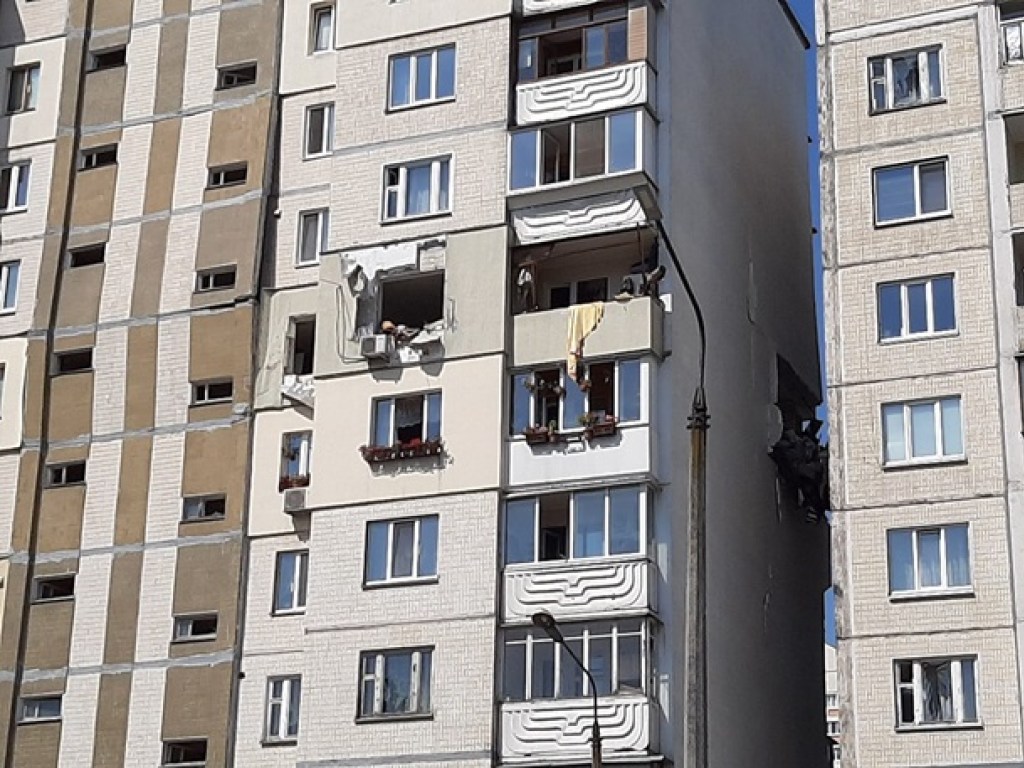«Меня подбросило на кровати»: жительница дома в Киеве, где произошел взрыв, рассказала о спасении жильцов (ФОТО)