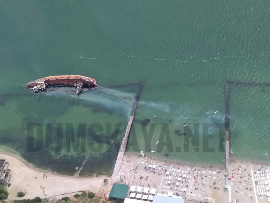 У побережья Одессы затонул танкер: в море зафиксированы следы вытекшего топлива, купаться отдыхающим запретили (ФОТО)