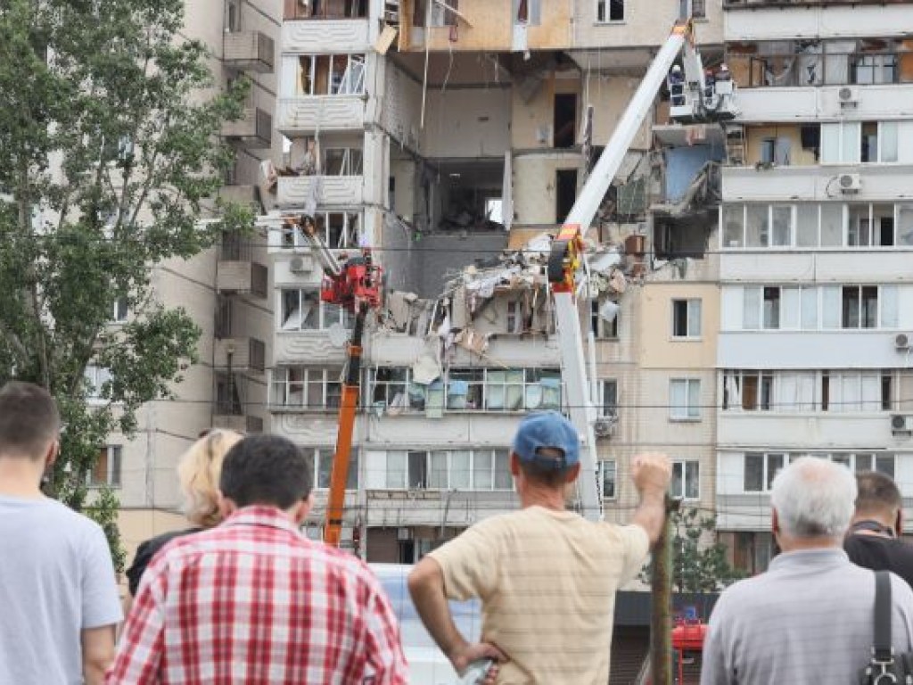 Взрыв в доме на столичных Позняках: жительница рассказала о запахе газа, который появился несколько дней назад