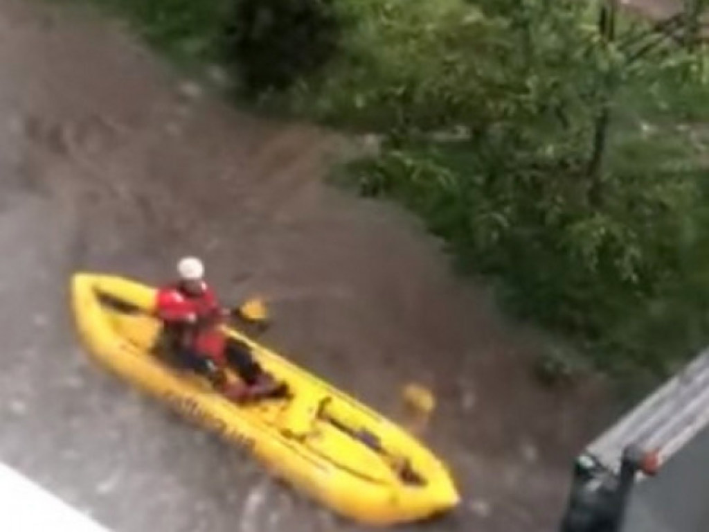 После ливневого дождя во Львове затопило улицы: некоторые жители города пересели на лодки (ФОТО, ВИДЕО)