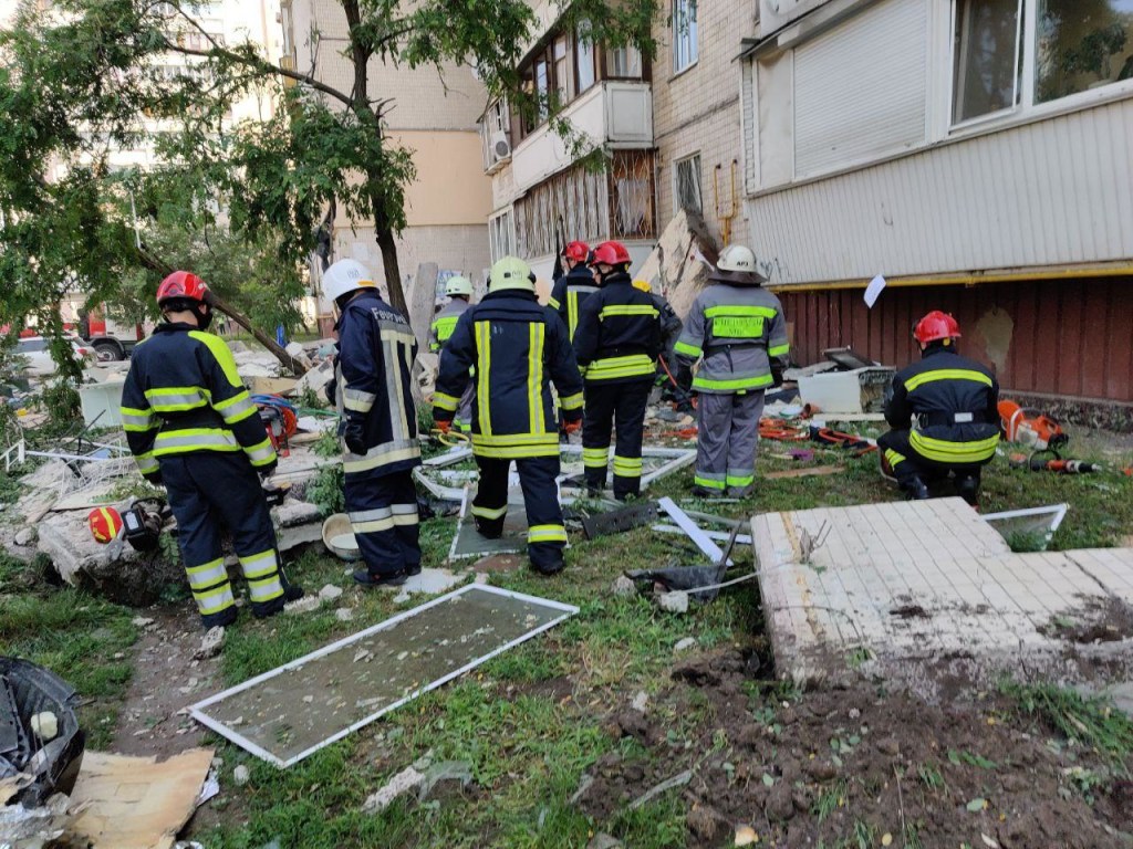 ГСЧС: в Киеве в полуразрушенном взрывом доме под завалами остались 3 жильцов, один человек погиб (ФОТО)
