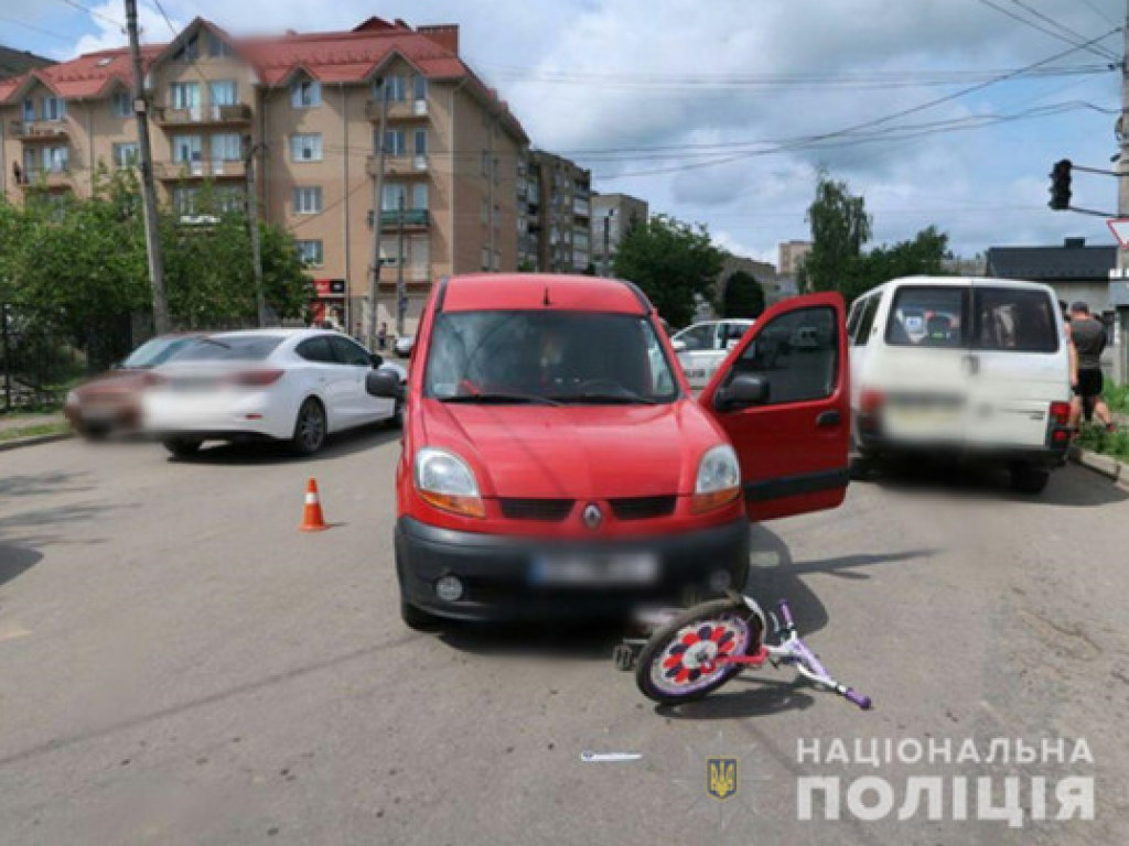 В Коломые авто Renault Kangoo сбило двух девочек на велосипедах (ФОТО)
