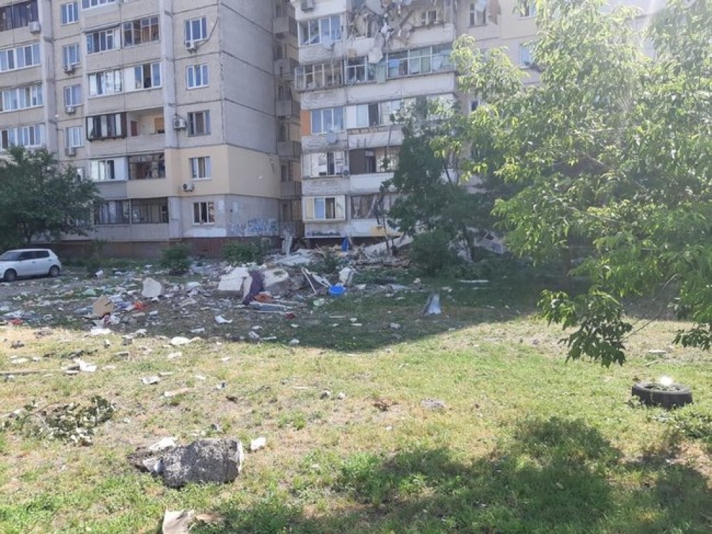 В Киеве взорвался газ в многоэтажном доме: часть жильцов остается в квартирах, поскольку разрушены лестницы (ФОТО)