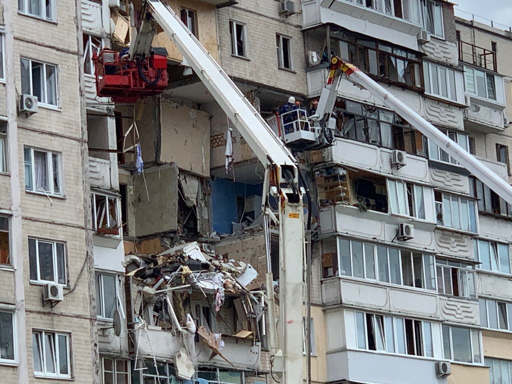Возле взорвавшегося дома на Позняках в Киеве произошло ДТП (ВИДЕО)