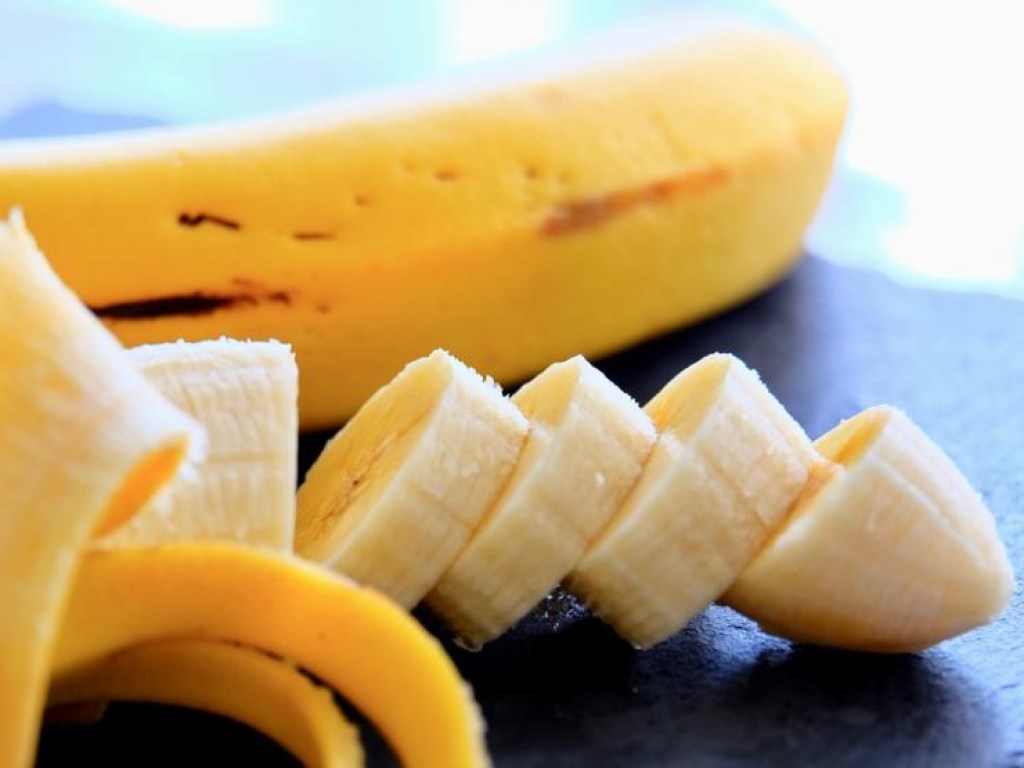 Медики рассказали, с какими продуктами не стоит есть бананы
