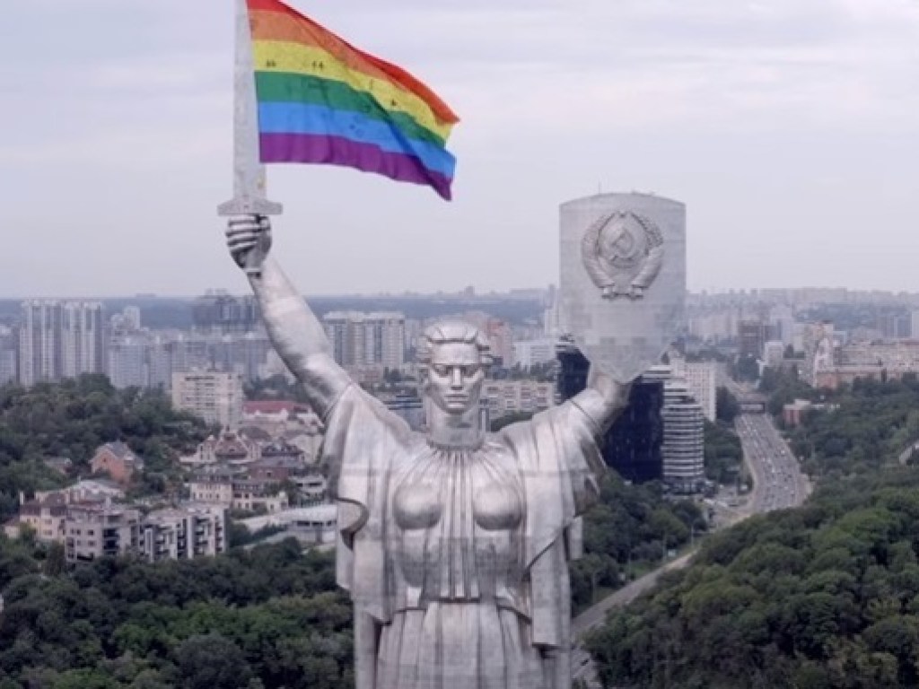 В Музее Украины во Второй мировой войне заявили, что видеоролик с ЛГБТ флагом – это монтаж (ФОТО)