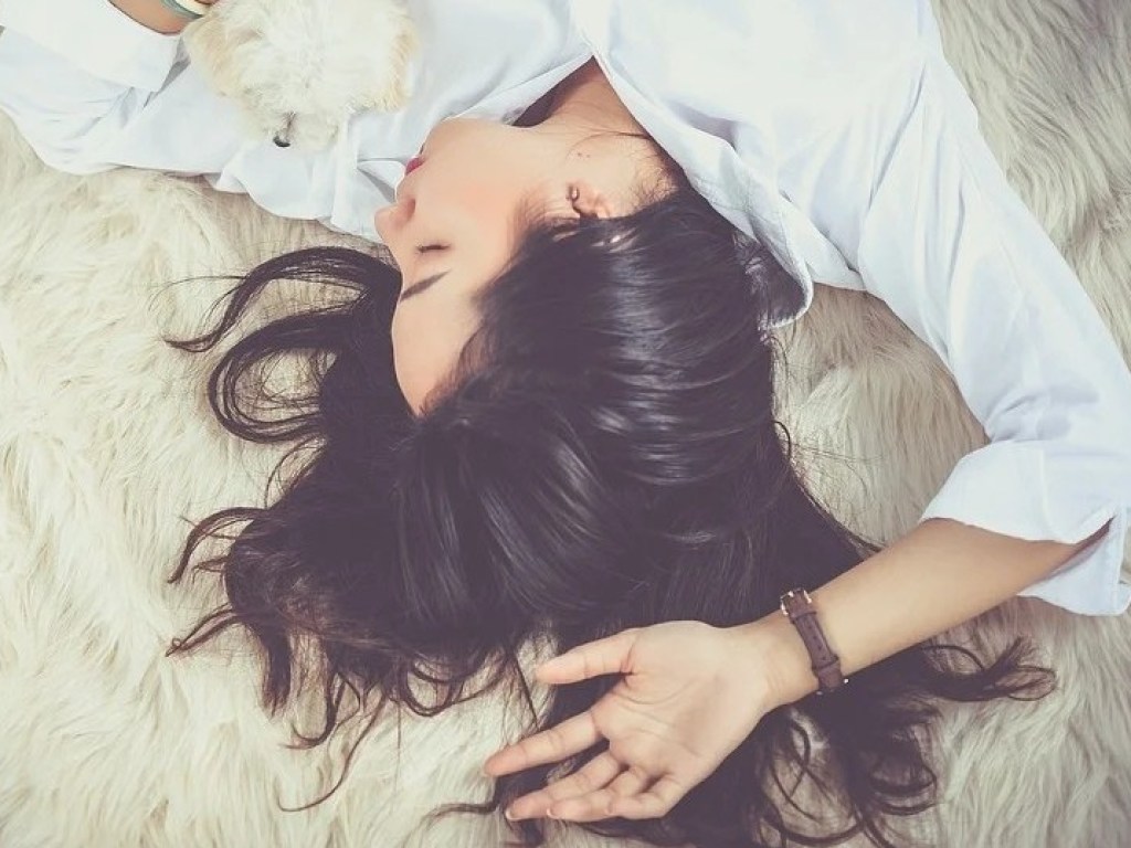 Эксперты назвали самую вредную позу для сна
