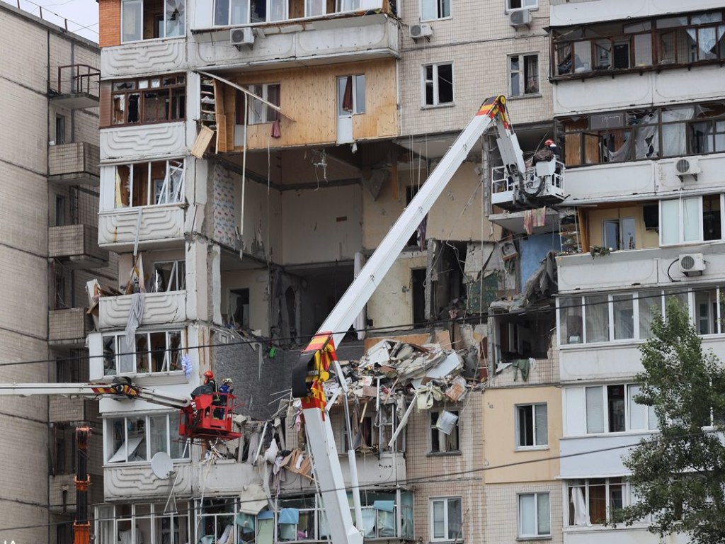 Спасатели продолжают поисковые работы на месте взрыва на Позняках в Киеве: под завалами еще могут находиться люди
