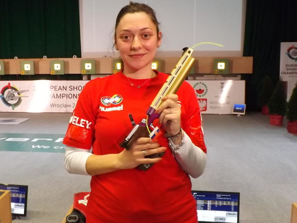 Многократная чемпионка Европы по стрельбе скончалась через три недели после родов (ФОТО)