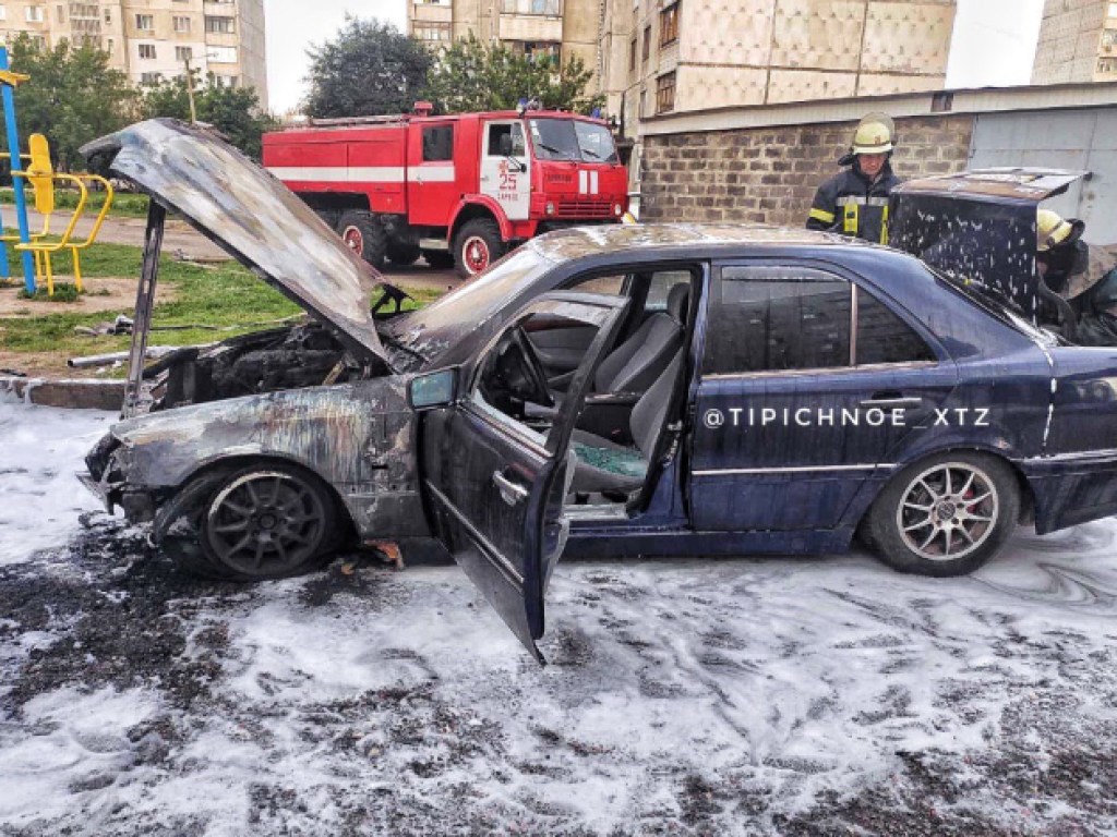 В Харькове сгорел Mercedes (ФОТО)