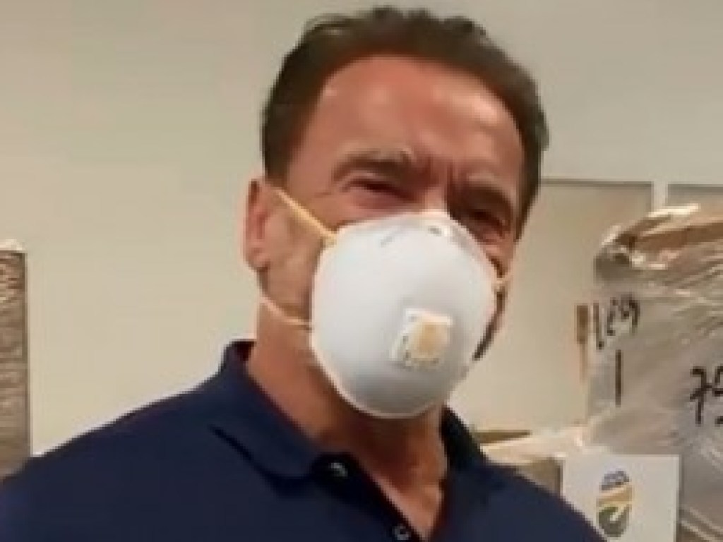 Шварценеггер жестко раскритиковал людей, которые не хотят носить защитные маски