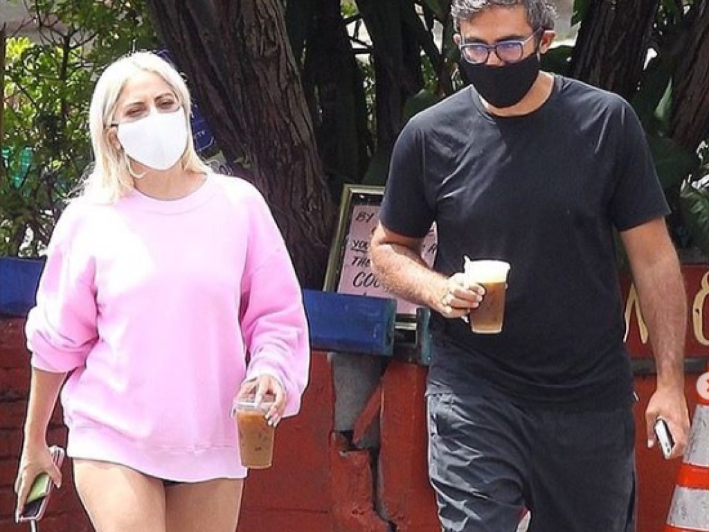 Леди Гага гуляла по городу в маске и без штанов (ФОТО)