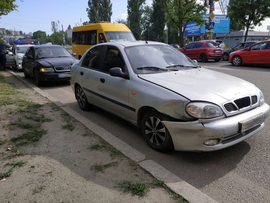 У вокзала в Николаеве столкнулись Daewoo и Audi (ФОТО)
