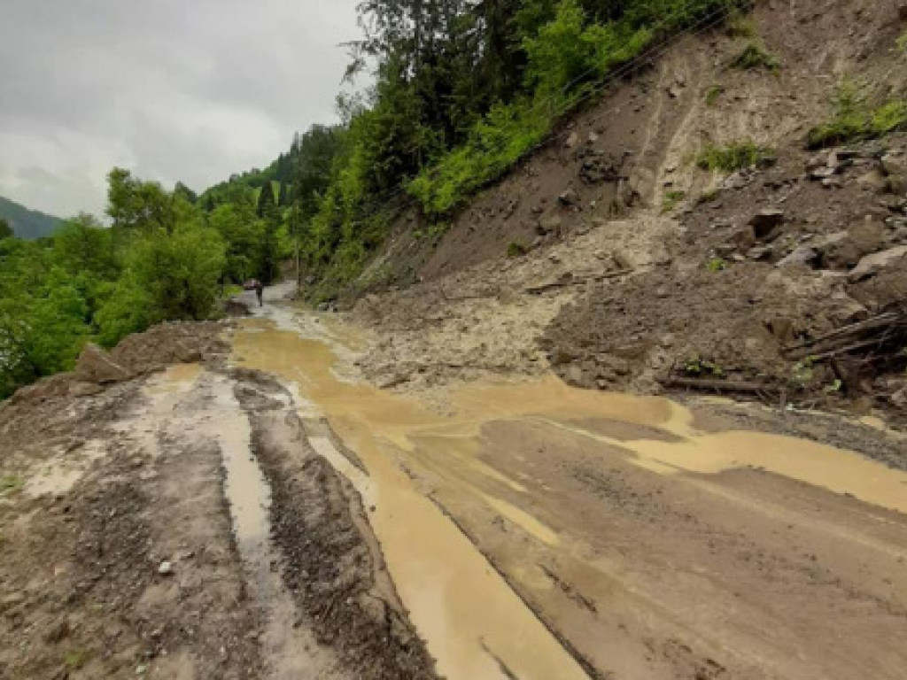 В Ивано-Франковской области стихия разрушила мосты и размыла дороги (ФОТО)