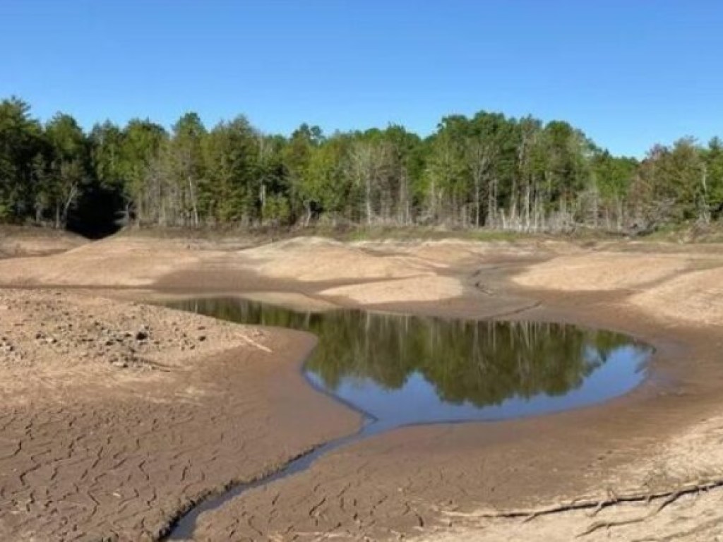 В Канаде за ночь исчезло огромное озеро (ФОТО)