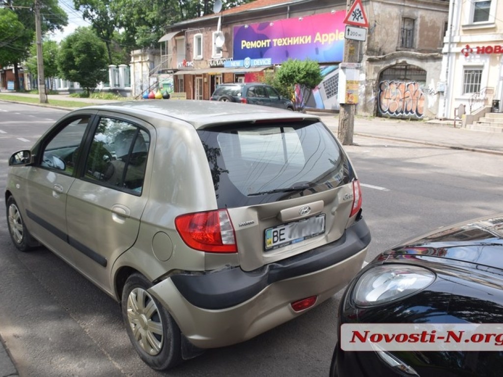 В Николаеве столкнулись авто Hyundai и  Porsche (ФОТО)