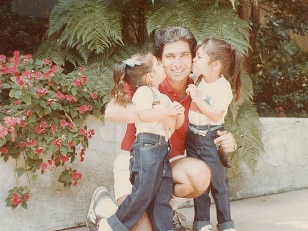 Фото из раннего детства: Ким Кардашьян поделилась трогательным снимком с отцом