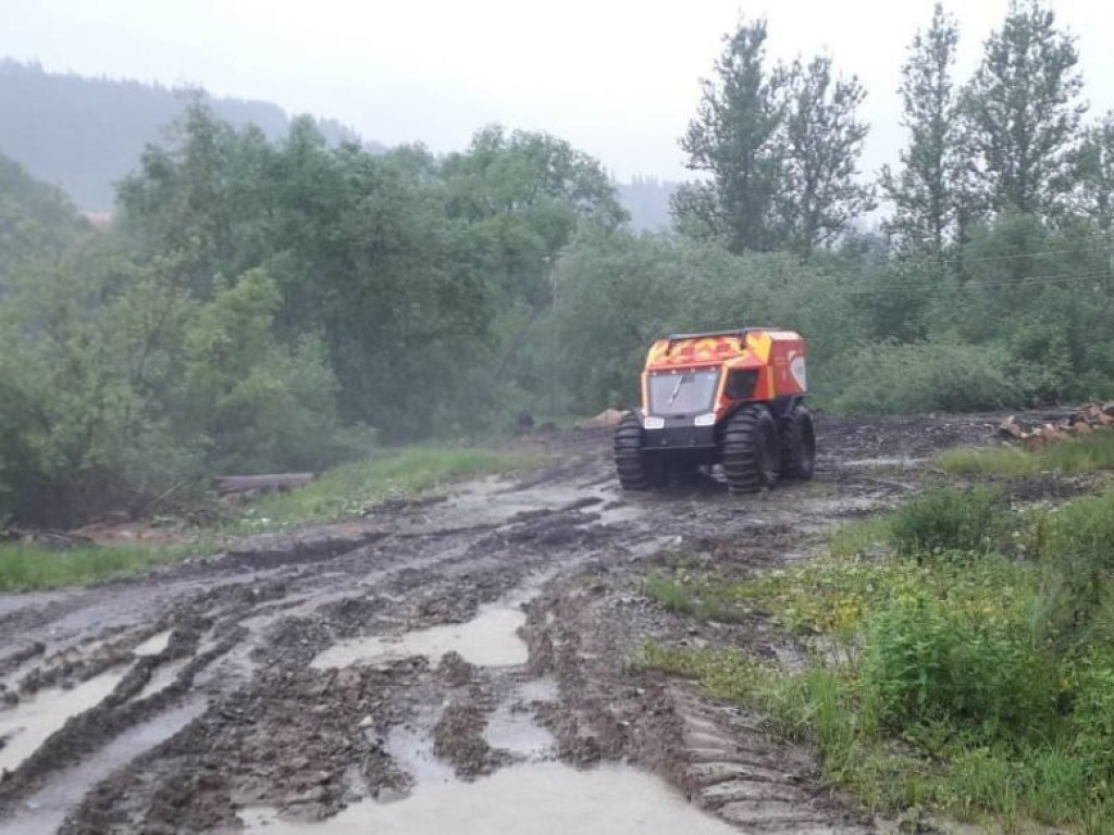 От непогоды в Украине пострадали 8 областей: в сети показали фото потопа и размытых дождем дорог