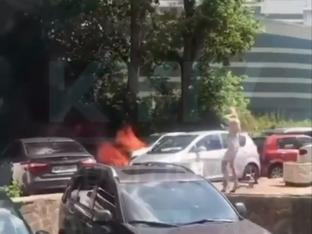 На Соломенке в Киеве горели припаркованные авто (ВИДЕО)