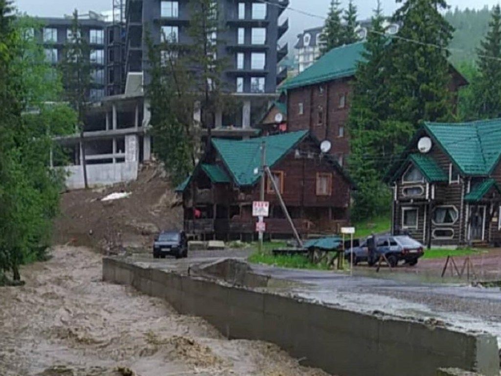 Курорт ушел под воду: На видео показали затопленные коттеджи в Буковеле