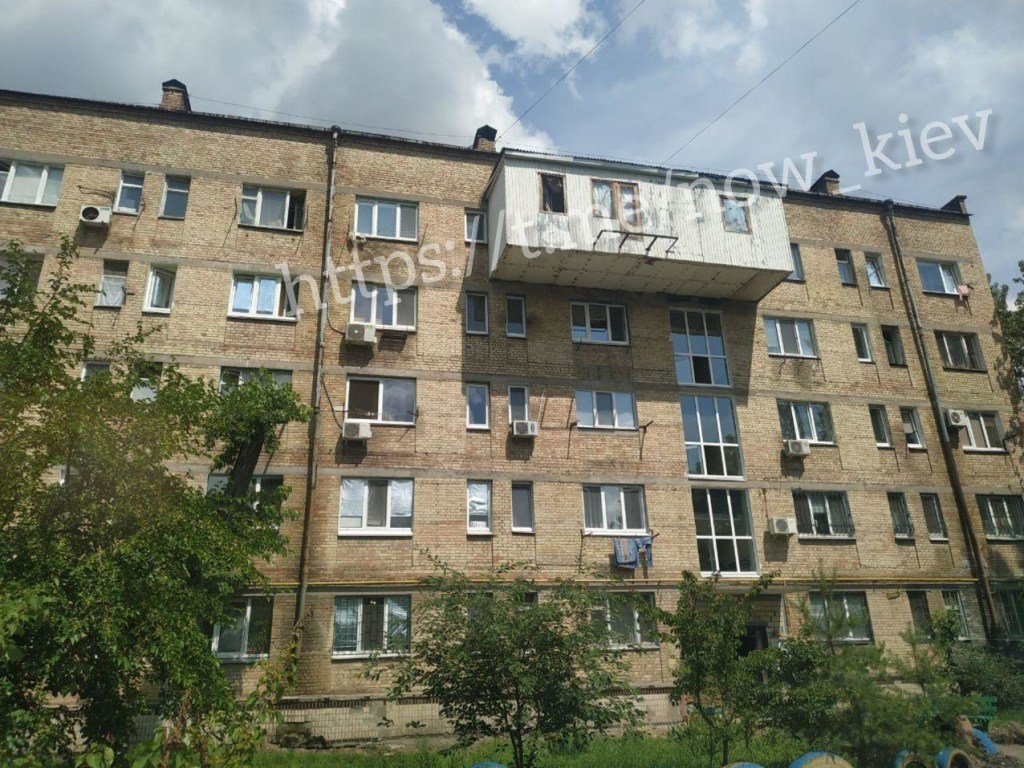 В Сети появился снимок исполинского балкона в Киеве: может рухнуть (ФОТО)