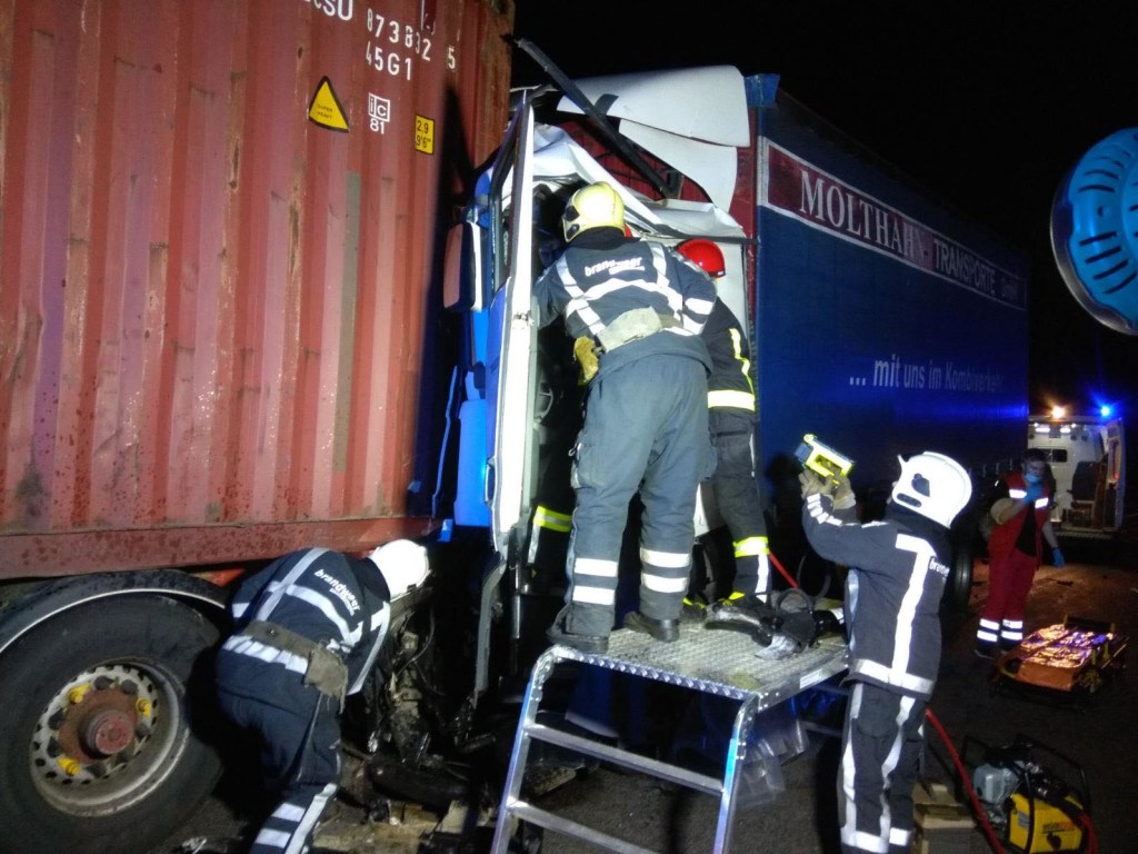 На трассе под Киевом столкнулись два грузовика (ФОТО)