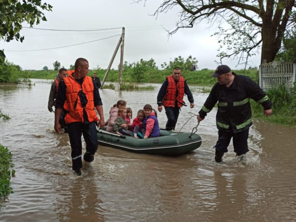 Паводки на западе Украины: подтоплено почти 200 населенных пунктов, есть погибшие