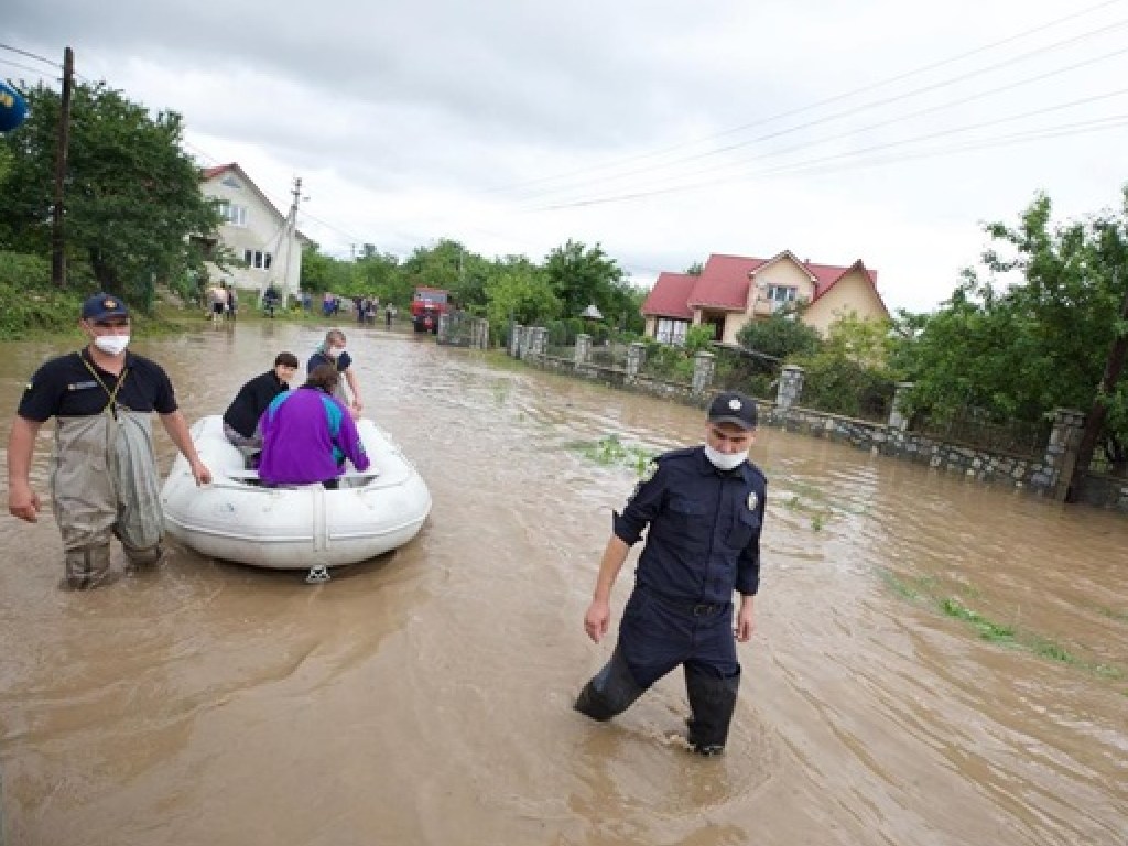 Масштабы паводка на Прикарпатье возрастают &#8212; полиция