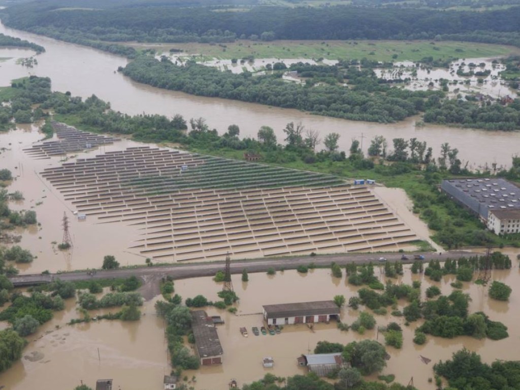 Почем «дрова»: Ущерб от наводнения в Прикарпатье оценили в 400 миллионов гривен