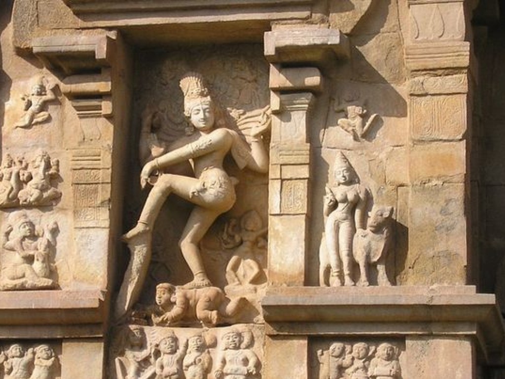В Индии из песка откопали древний храм Шивы (ФОТО)