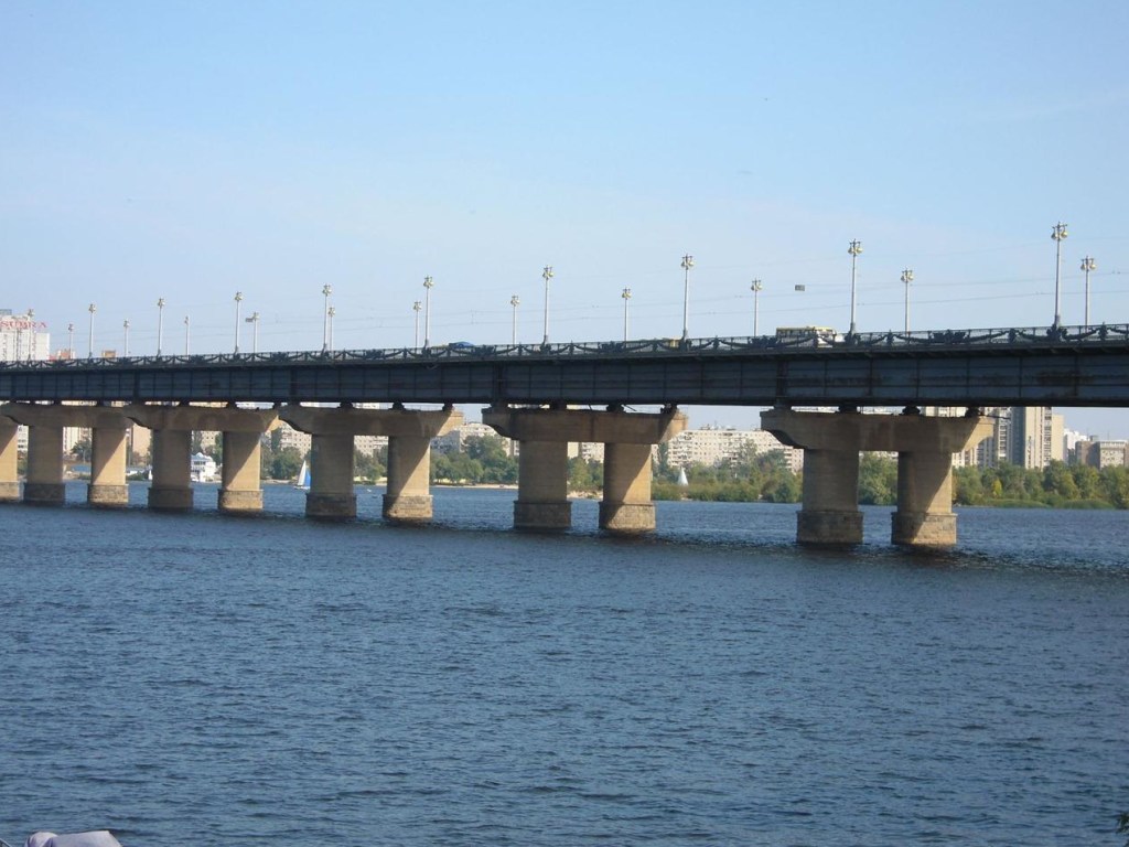 Под мостом Патона в Киеве забил «горячий ручей» (ВИДЕО)