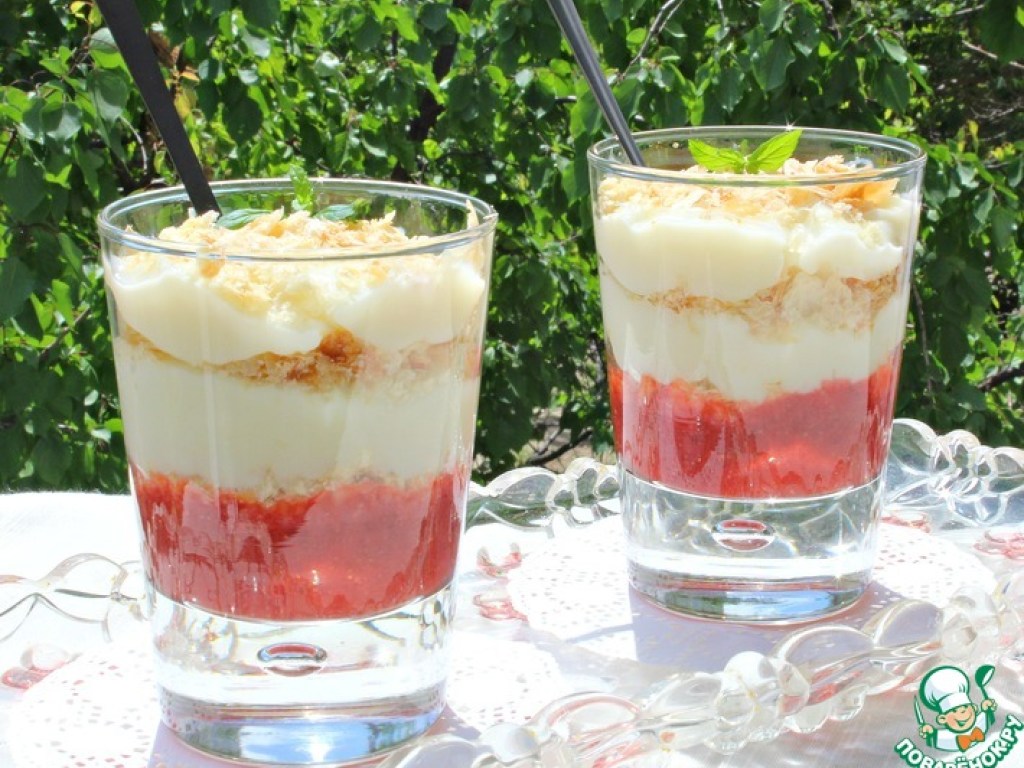 «Вкусный рецепт для знойного лета»:  «Наполеон» в стакане с клубничным соусом