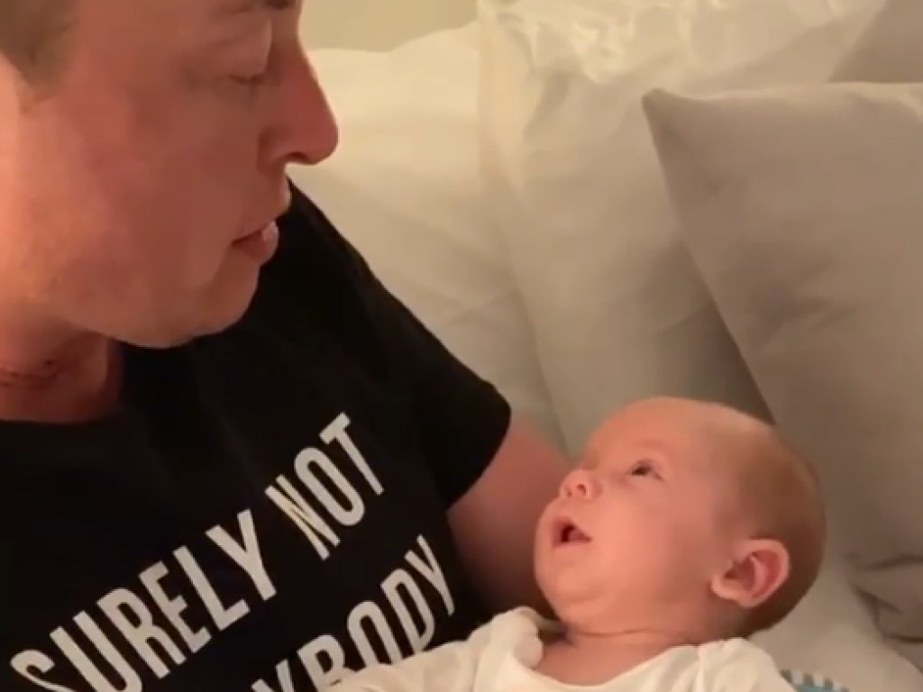 «Это твой папа говорит»: Илон Маск трогательно общался с новорожденным сыном (ВИДЕО)