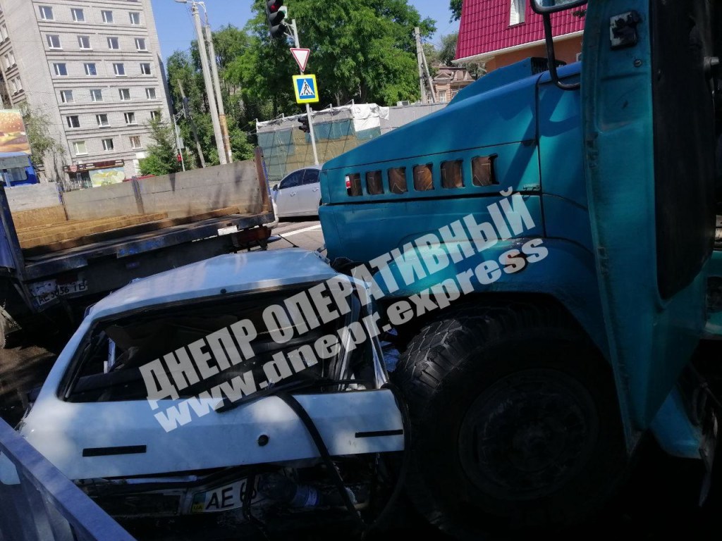 Бетономешалка в Днепре раздавила 3 авто (ФОТО, ВИДЕО)