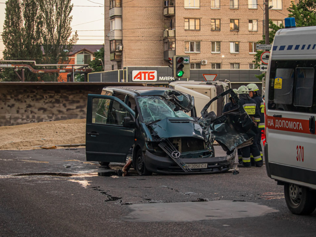 Смертельное ДТП в Днепре: столкнулись грузовик с песком и Mercedes (ФОТО, ВИДЕО)