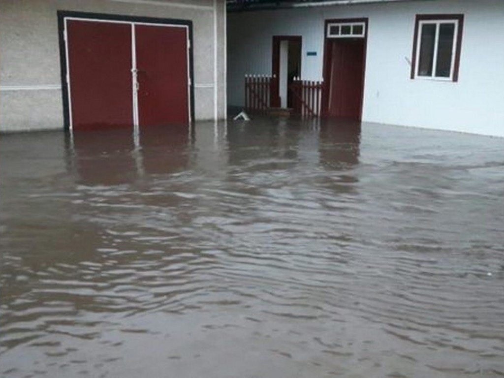 Наводнение на Прикарпатье вызвано масштабными локальными осадками – чиновник