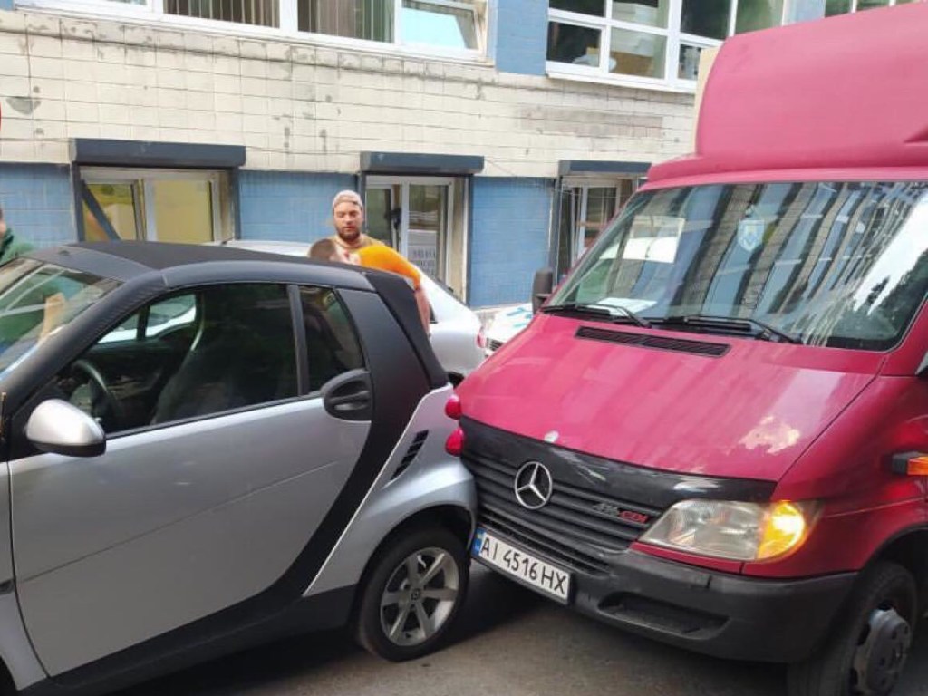 На Липках в Киеве Smart врезалось в микроавтобус Mercedes (ФОТО)