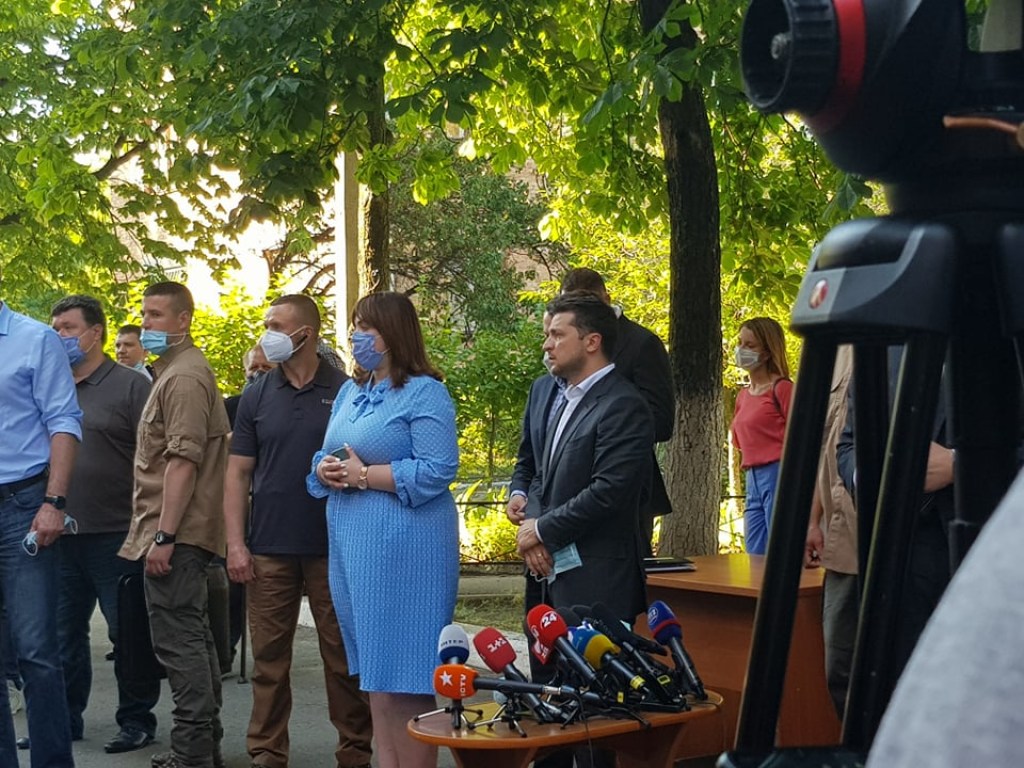 Жильцам взорвавшегося на Позняках дома в Киеве вручили сертификаты на новые квартиры (ФОТО)