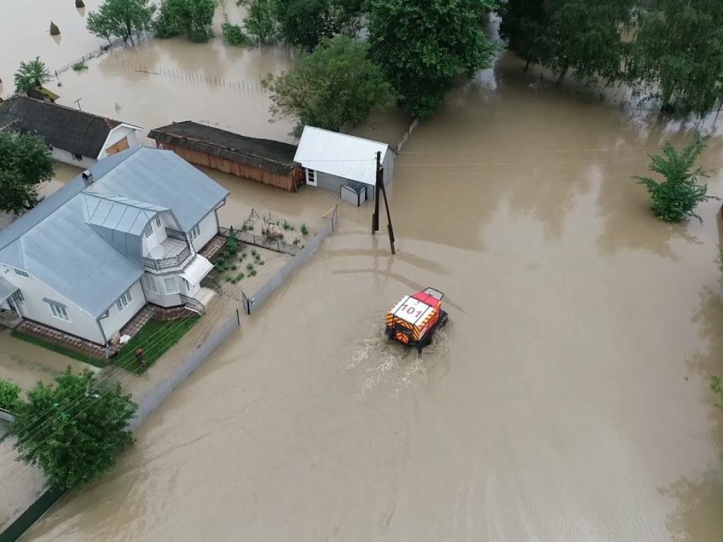 Из-за наводнения поселок в Ивано-Франковской области отрезан от мира (ВИДЕО)