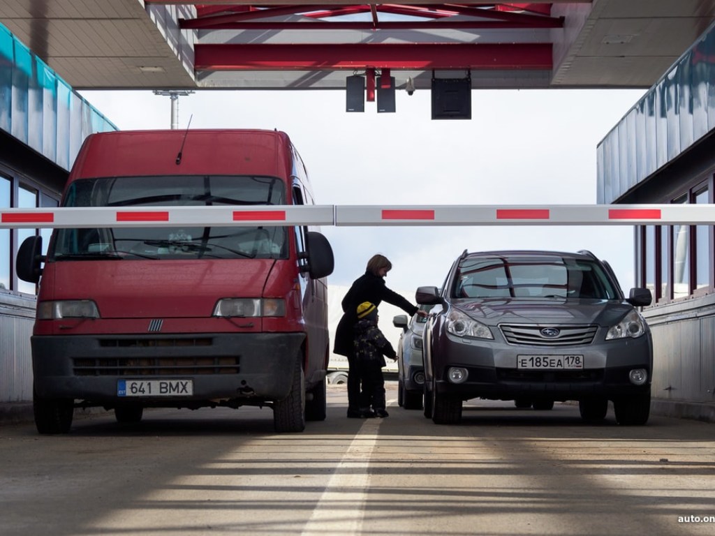 В Эстонии рассчитанный на 6 человек бус перевозил сразу 29 пассажиров (ВИДЕО)