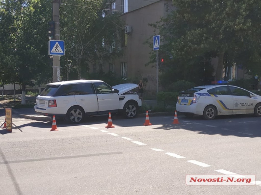 В центре Николаева Range Rover вылетел на тротуар (ФОТО)