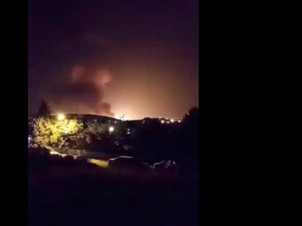 Мощный взрыв прогремел возле военной базы в Иране (ФОТО, ВИДЕО)