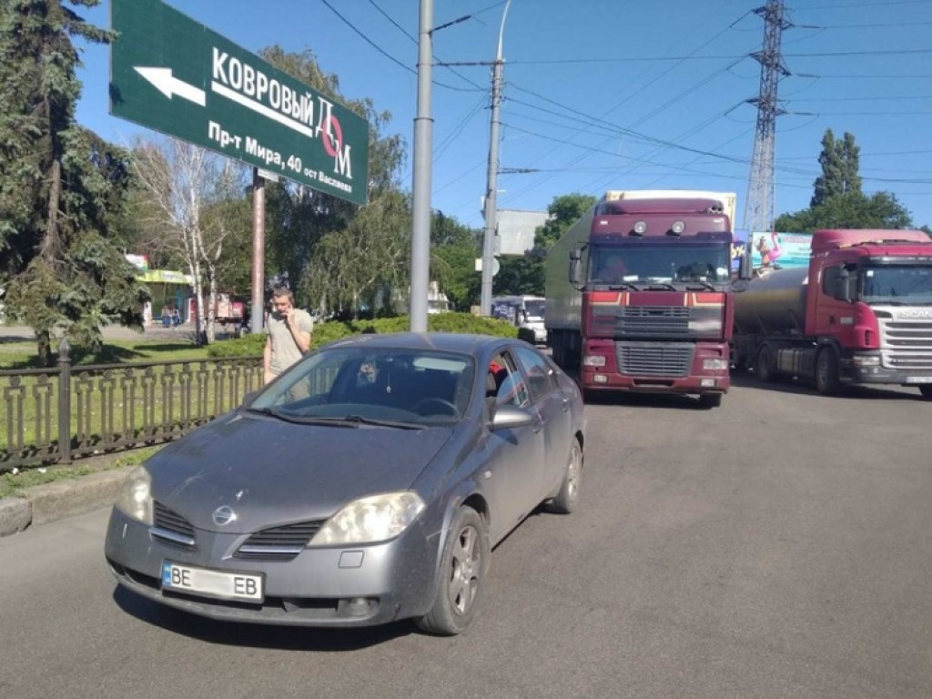 Фура с прицепом врезалась в Nissan в Николаеве (ФОТО)