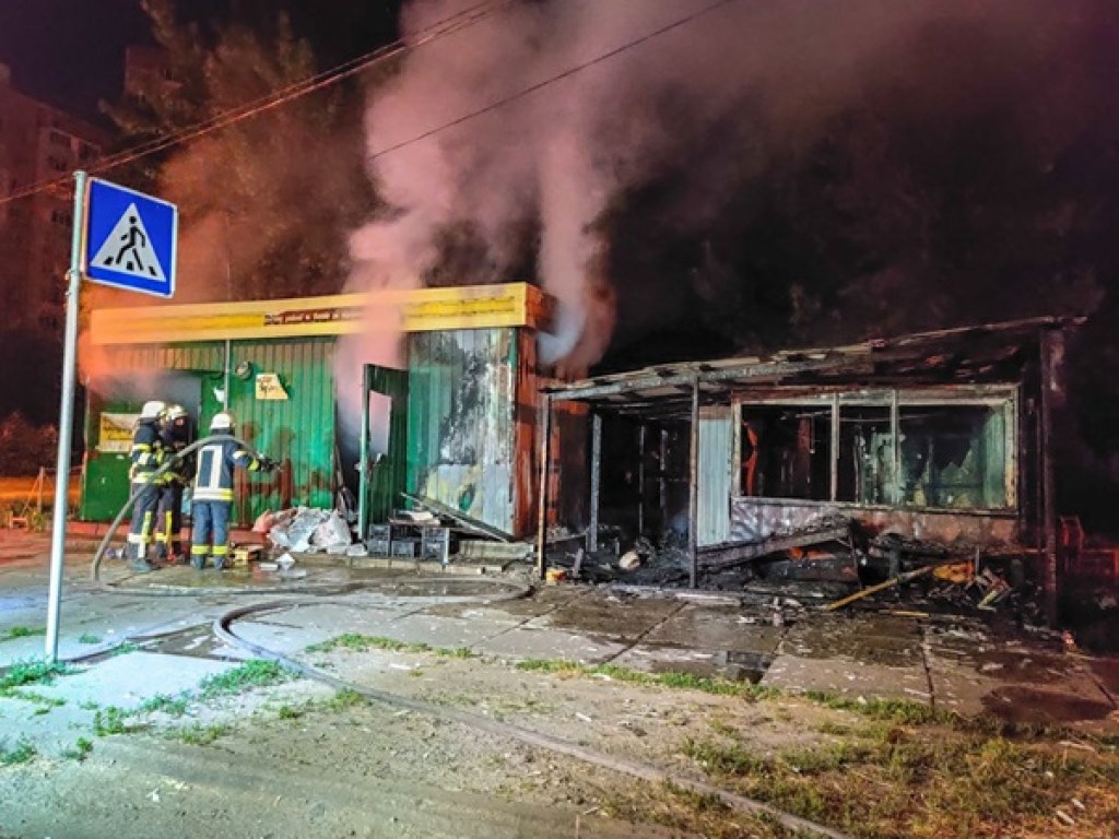 При пожаре в торговых павильонах в Киеве погибла женщина (ФОТО)