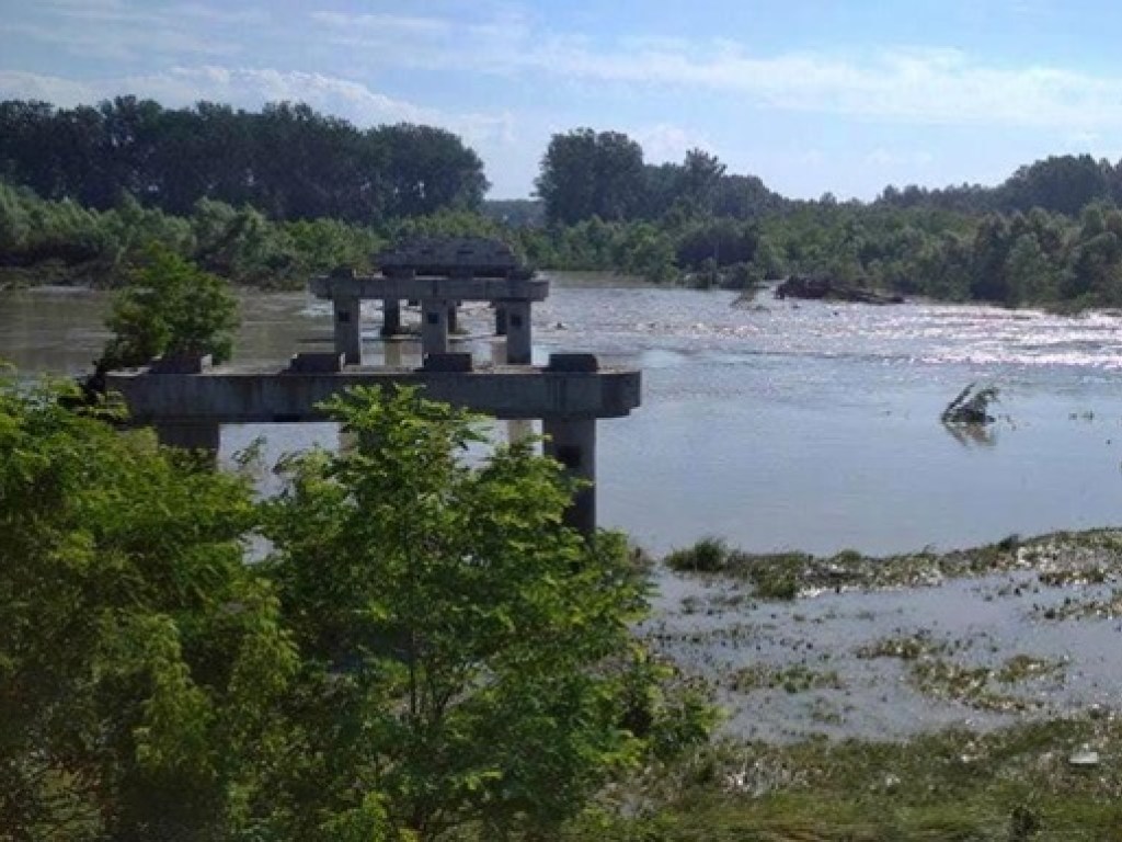 Мощное наводнение снесло мост в Черновцах (ФОТО)